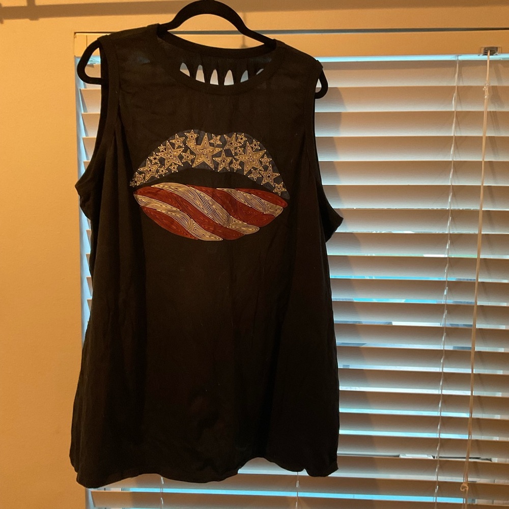 Sleeveless Black Women's Graphic Tank with American Flag Lip Design